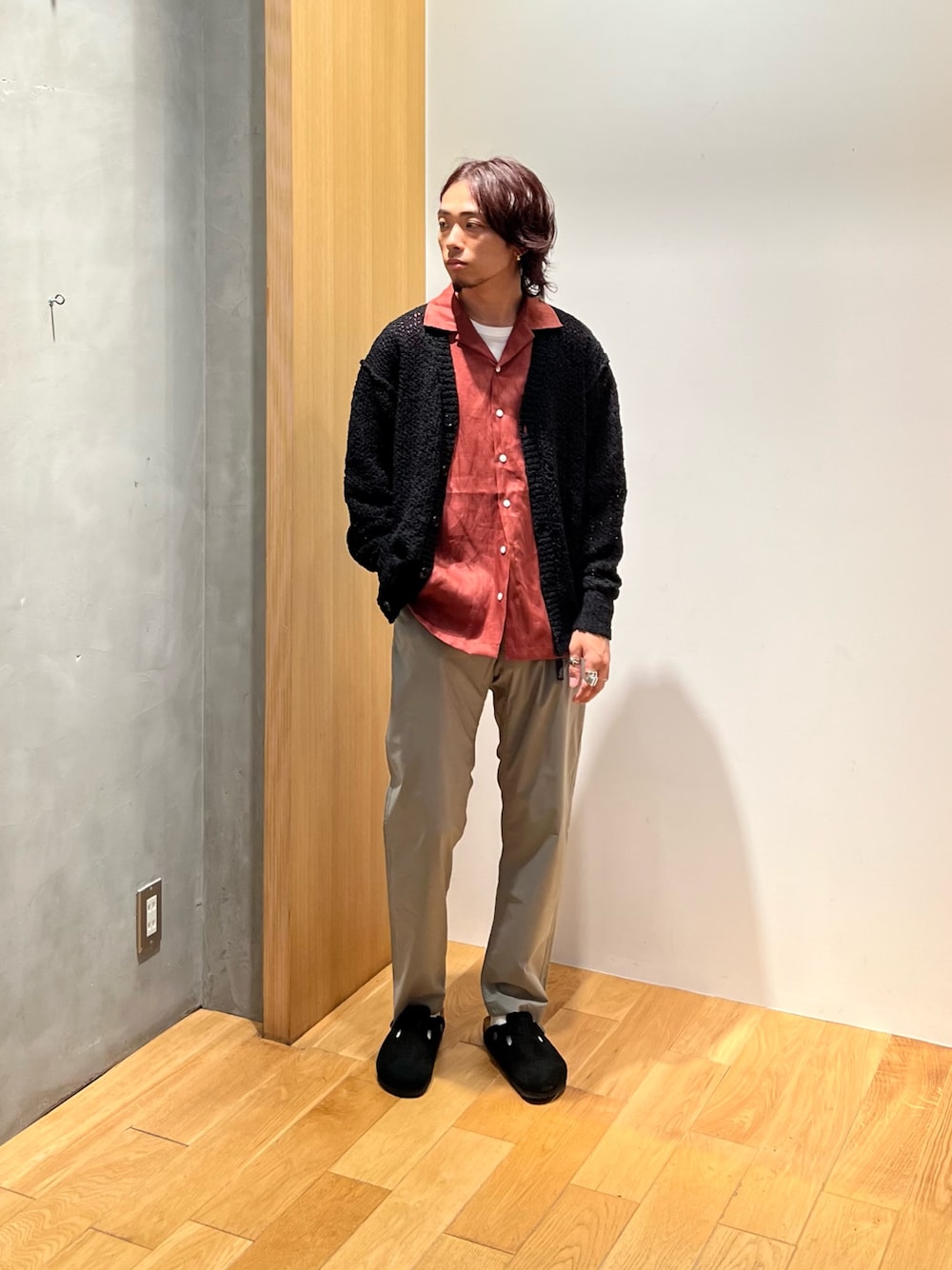 「テーマパークコーデ、おしゃ見えテクニック、フェススタイル、サンダル、シンプル、シャツスタイル、カーディガン、シアートップス、白Tシャツ、アウトドアスタイル、きれいめカジュアル、休日スタイル、リネン、夏コーデ、スポーツミックス」｜「URBAN RESEARCHの透かし編みVカーディガン（ニット/セーター、ブラック系）」を使った、UR_SkmK.さん（メンズ・167cm）の夏コーディネートの1枚目の写真