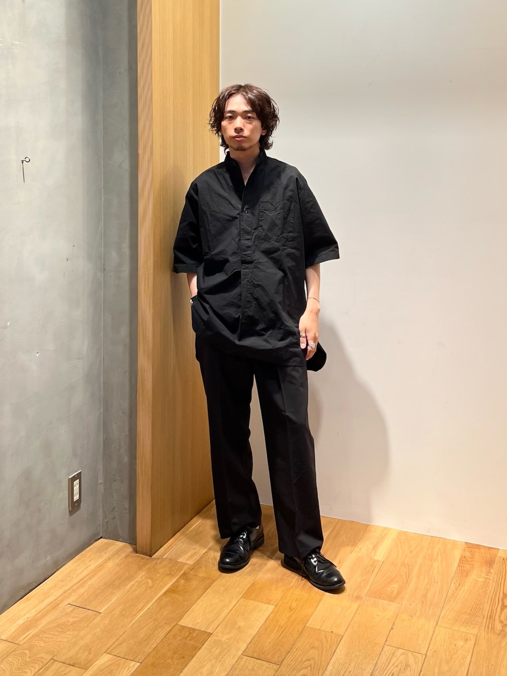 ブラック系のシャツ/ブラウス、ホワイト系のTシャツ/カットソー、ブラック系のその他パンツを着用したメンズの春コーディネートの1枚目の写真