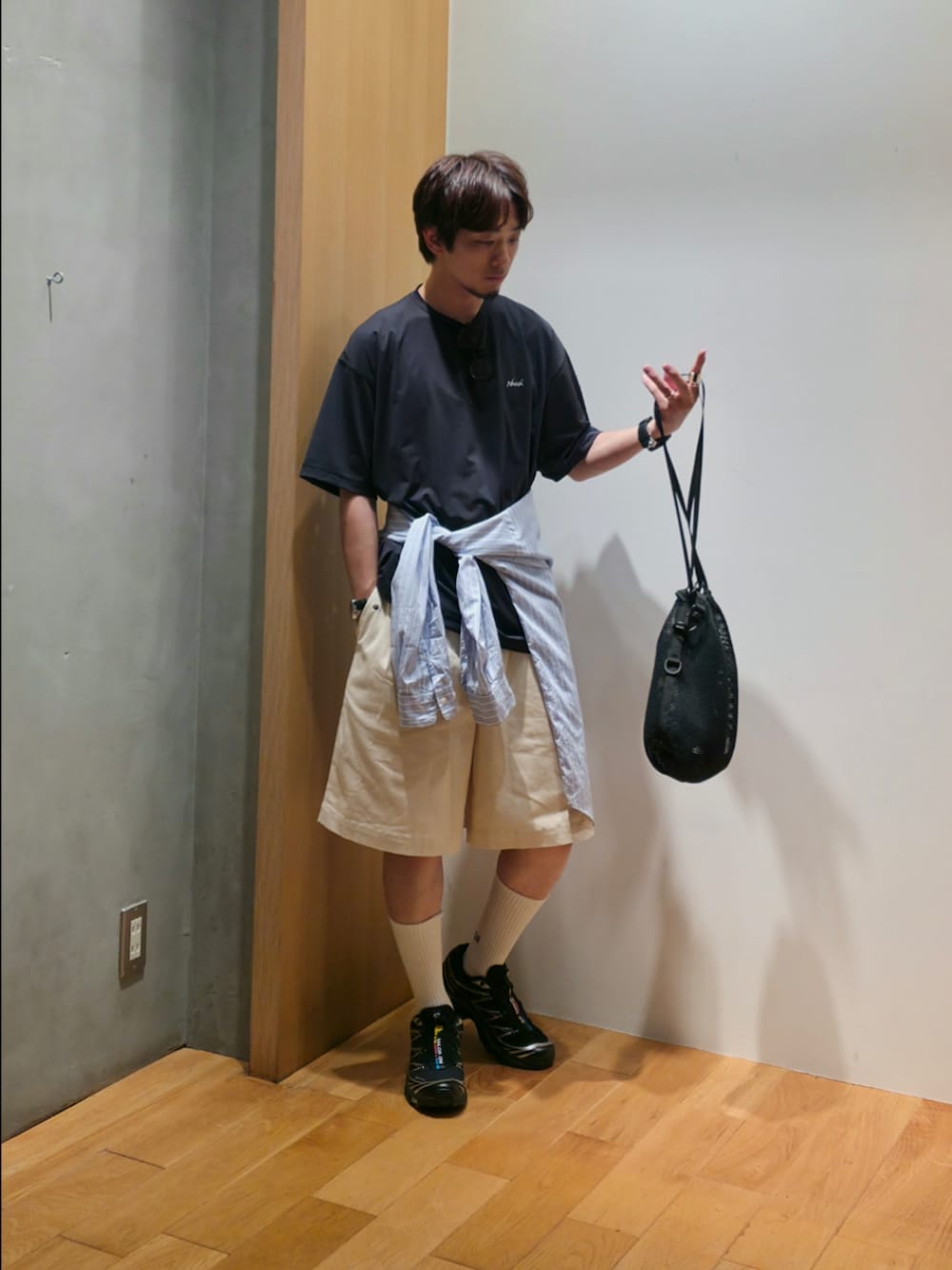 ブラック系のTシャツ/カットソー、ホワイト系のその他パンツ、ブラック系のスニーカーを着用したメンズの夏コーディネートの1枚目の写真