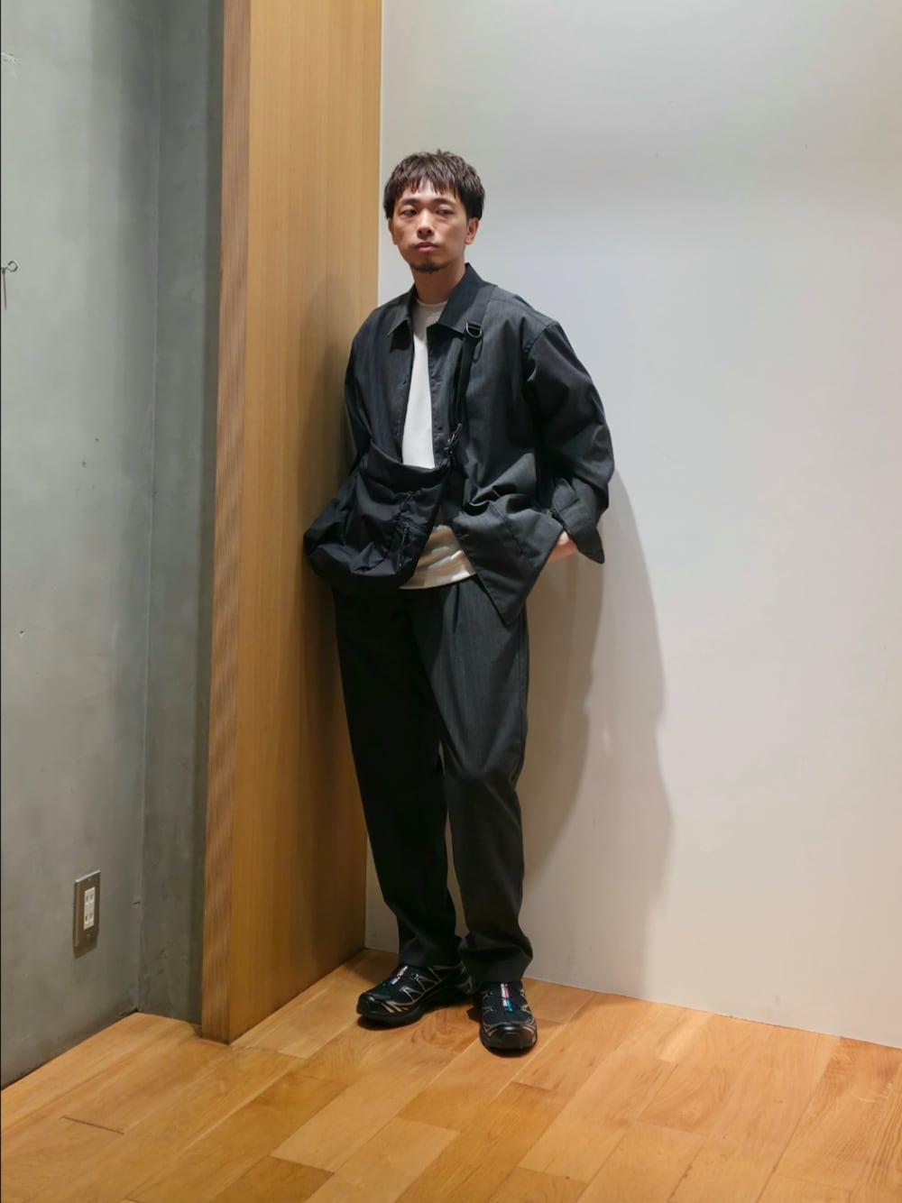 ホワイト系のTシャツ/カットソー、ブラック系のスニーカー、ブラック系のショルダーバッグを着用したメンズの秋コーディネートの1枚目の写真