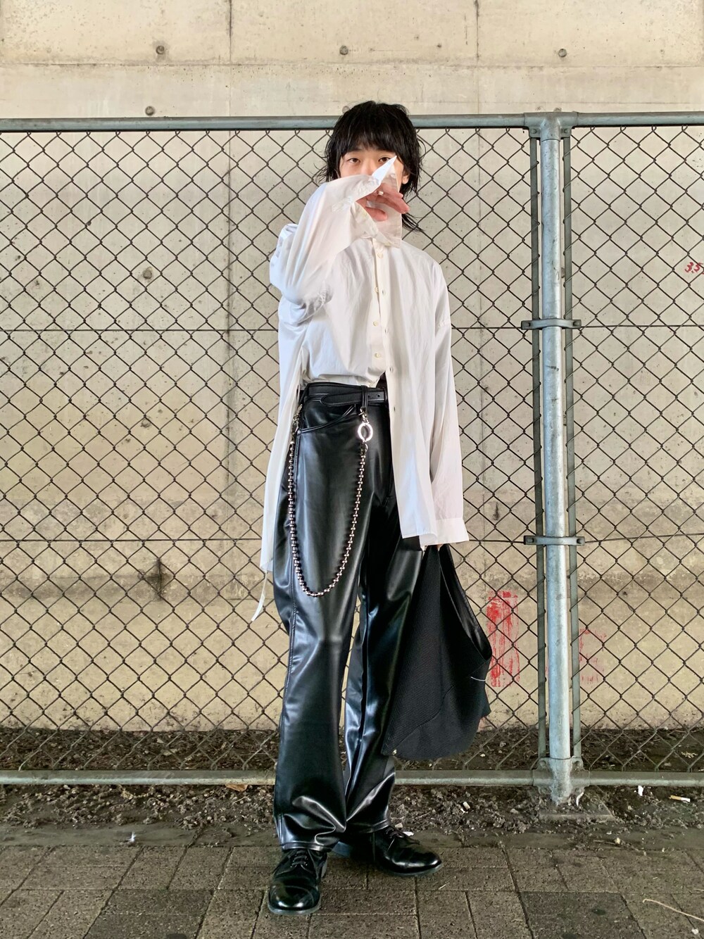 「秋コーデ、秋服準備はじめました、きれいめカジュアル、韓国ファッション、ストリート、モノトーン、モード、モードストリート、オーバーサイズ、ビッグシルエット、シャツスタイル、レザーパンツ、レザー、革靴、トートバッグ」｜「WranglerのWrangler×URBAN RESEARCH iD　13MWZ（その他パンツ、ブラック系）」を使った、UR_SkmK.さん（メンズ・167cm）の秋コーディネートの1枚目の写真