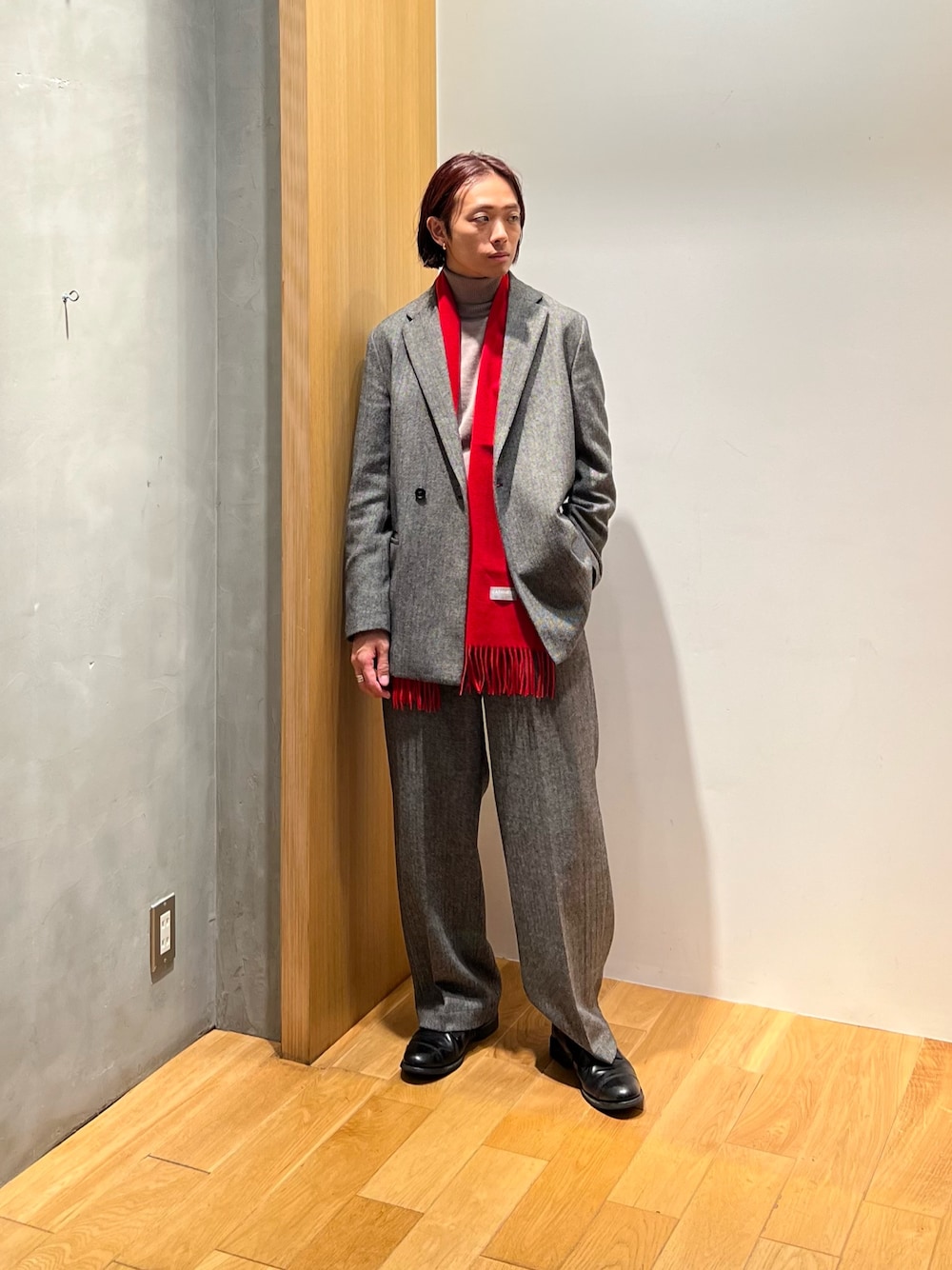 「レザー、ニット、セットアップ、淡色コーデ、チェック、冬コーデ、きれいめカジュアル、お出かけコーデ、スラックス、冬アウター、タートルネック、モノトーン、マフラー、テーラードジャケット、レイヤードスタイル」｜「URBAN RESEARCHの『セットアップ対応』ヘリンボーンセミダブルジャケット（セットアップ、グレー系）」を使った、UR_SkmK.さん（メンズ・167cm）の秋コーディネートの1枚目の写真