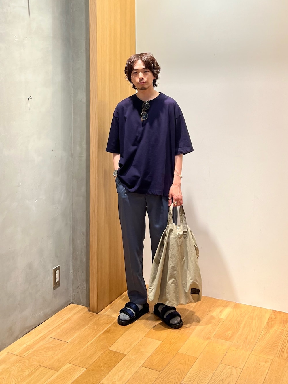 「スポーツミックス、シンプルコーデ、きれいめカジュアル、メガネ男子、春夏コーデ、アウトドアスタイル、スラックス、休日スタイル、サングラス、低身長コーデ、ショルダーバッグ、ワントーンコーデ、スポーツサンダル、ビッグシルエット、yleve」｜「URBAN RESEARCHのTRON WOOL イージートラウザー（その他パンツ、ブルー系）」を使った、UR_SkmK.さん（メンズ・167cm）の春コーディネートの1枚目の写真