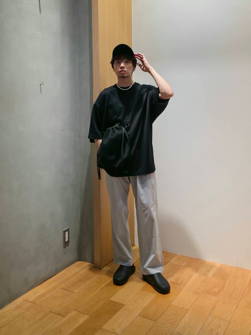 グレー系のその他パンツ、ブラック系のショルダーバッグ、ブラック系のサンダルを着用したメンズの夏コーディネートの1枚目の写真