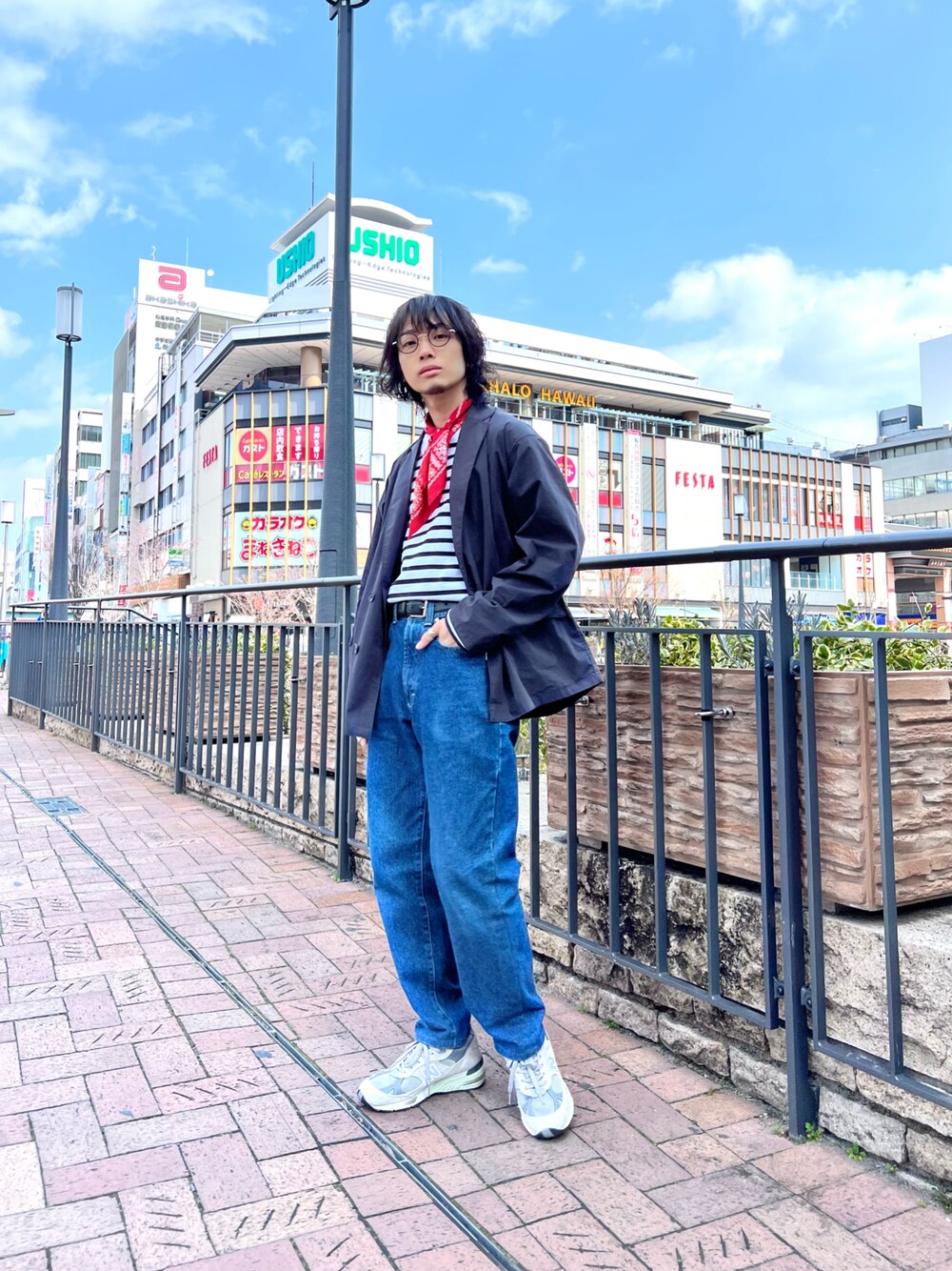 「きれいめカジュアル、ゆるコーデ、春コーデ、春アウター、シンプルコーデ、マリン、カジュアル、ストリート、スニーカーコーデ、ボーダー、ボーダートップス、テーラードジャケット、デニム、デニムパンツ、メガネ男子」｜「URBAN RESEARCHのバイオストレッチWジャケット（テーラードジャケット、ブルー系）」を使った、UR_SkmK.さん（メンズ・167cm）の春コーディネートの1枚目の写真