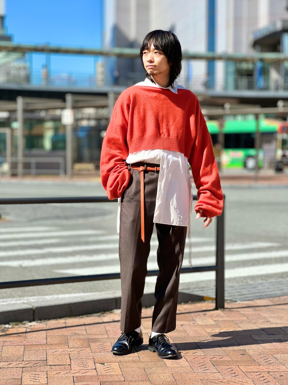 ホワイト系のシャツ/ブラウス、ブラウン系のパンツ、ブラック系のドレスシューズを着用したメンズの秋コーディネートの1枚目の写真