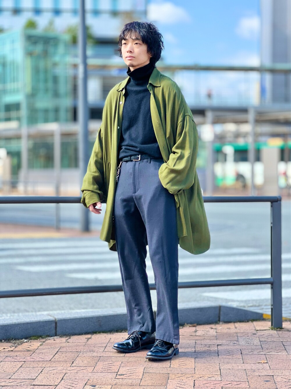 「秋冬コーデ、カジュアル、きれいめカジュアル、モード、ゆるコーデ、休日スタイル、ビッグシルエット、オーバーサイズ、タックイン、シャツスタイル、ロングシャツ、タートルネック、スラックス、革靴、カーキ」｜「CLANEの【CLANE HOMME】オーバーサイズシャツ/27108-1081（シャツ/ブラウス、グリーン系）」を使った、UR_SkmK.さん（メンズ・167cm）の秋コーディネートの1枚目の写真
