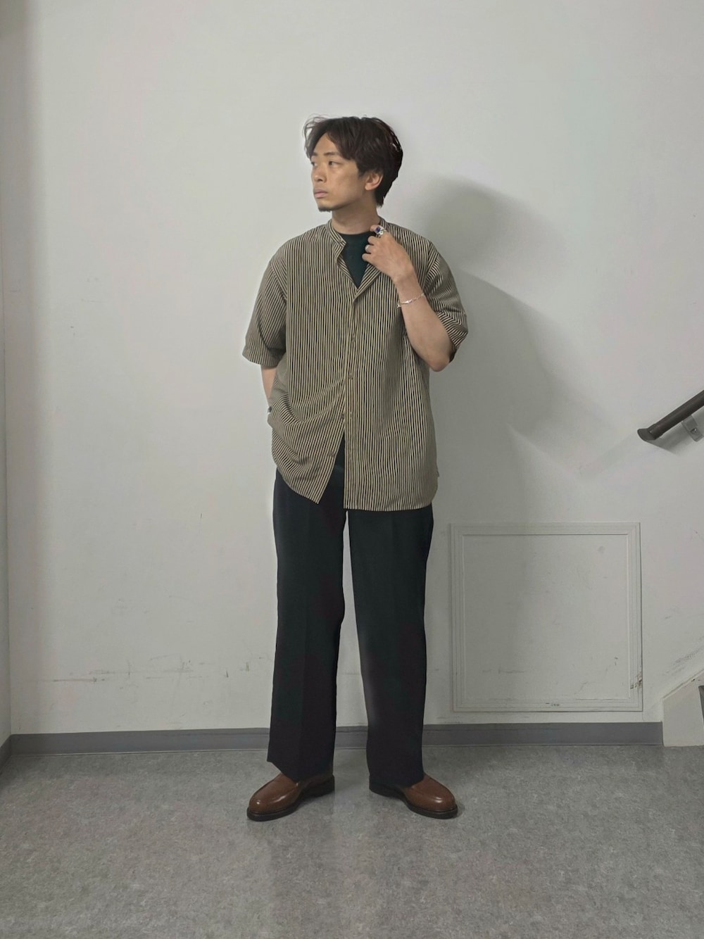 「柄シャツ、レイヤードスタイル、スポーツミックス、ストライプシャツ、モノトーン、ローファー、デートコーデ、きれいめカジュアル、Tシャツ、夏コーデ、シャツスタイル、ブラックコーデ、お出かけコーデ、ゆるコーデ、スラックス」｜「URBAN RESEARCHのPRINT BAND COLLAR SHIRTS（シャツ/ブラウス、ベージュ系）」を使った、UR_SkmK.さん（メンズ・167cm）の夏コーディネートの1枚目の写真