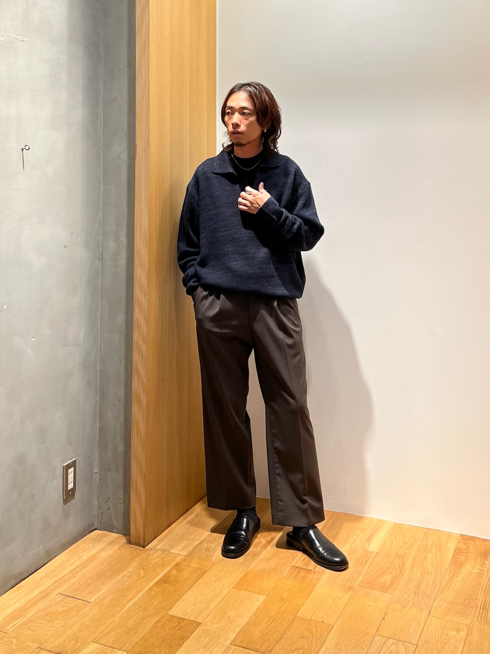 「秋コーデ、ブラウン、ロンT、休日スタイル、シンプルコーデ、きれいめカジュアル、大人カジュアル、お出かけコーデ、デートコーデ、ニット、スラックス、レイヤードスタイル、ワイドパンツ、モノトーン、低身長コーデ」｜「URBAN RESEARCHのWAGAMI スキッパー ニット ポロシャツ（ニット/セーター、ブルー系）」を使った、UR_SkmK.さん（メンズ・167cm）の秋コーディネートの1枚目の写真