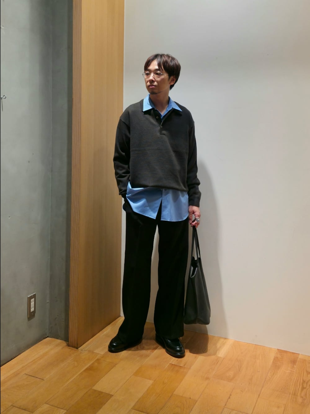 ブラウン系のニット/セーター、ブルー系のシャツ/ブラウス、ブラック系のその他パンツを着用したメンズの秋コーディネートの1枚目の写真