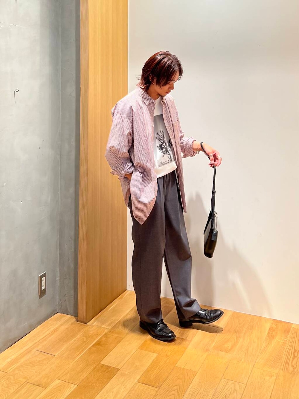 グレー系のその他パンツ、その他のシャツ/ブラウス、ブラック系のショルダーバッグを着用したメンズの夏コーディネートの1枚目の写真