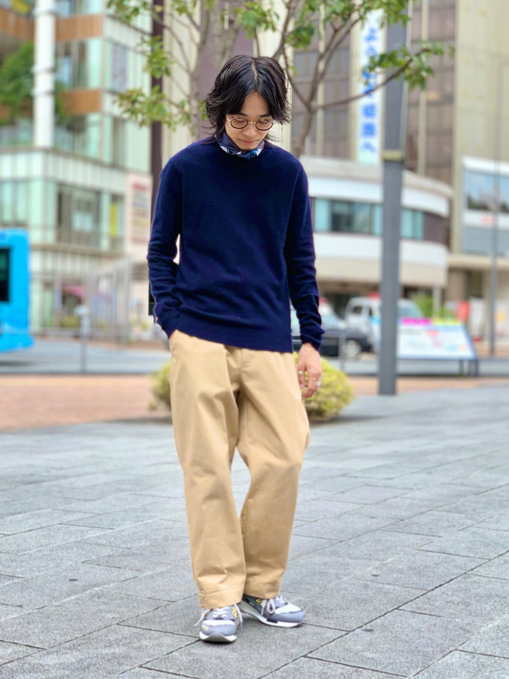 「秋コーデ、秋服準備はじめました、ゆるコーデ、カジュアル、大人カジュアル、きれいめカジュアル、シンプルコーデ、メガネ男子、ニット、チノパン、スカーフ、スニーカーコーデ、New Balance、ネイビー、ベージュ」｜「Acne StudiosのACNE STUDIOS Lang（ニット/セーター、ブルー系）」を使った、UR_SkmK.さん（メンズ・167cm）の秋コーディネートの1枚目の写真