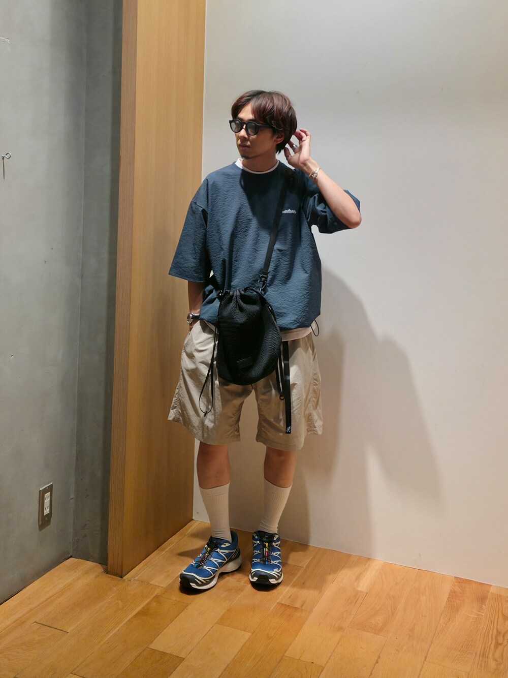 ブルー系のTシャツ/カットソー、ホワイト系のTシャツ/カットソー、グレー系のその他パンツを着用したメンズの夏コーディネートの1枚目の写真