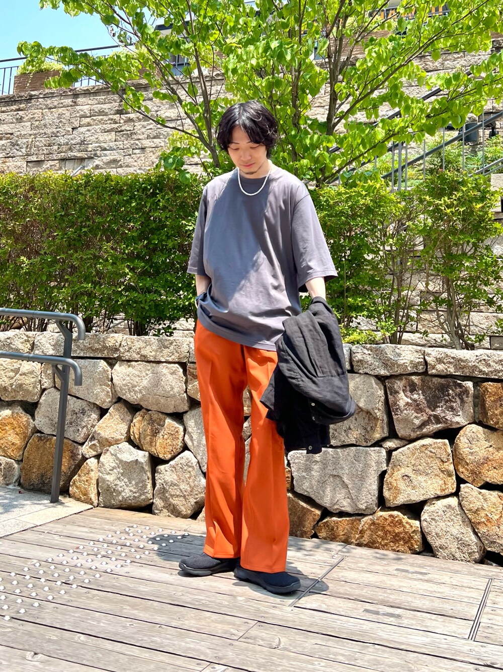 グレー系のシャツ/ブラウス、ブラック系のシャツ/ブラウス、オレンジ系のその他パンツを着用したメンズの夏コーディネートの1枚目の写真