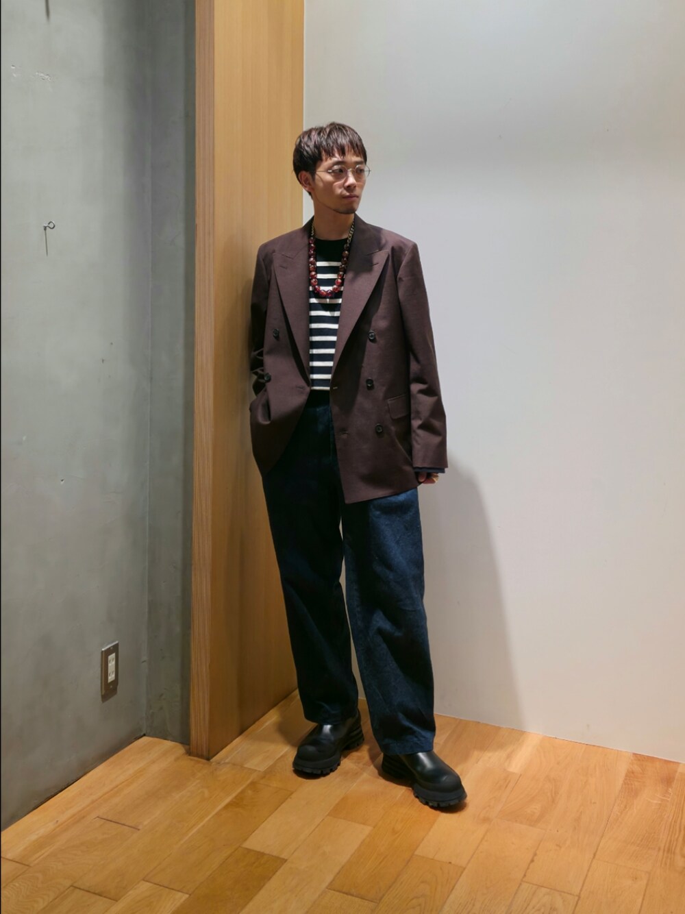 ブラウン系のその他アウター、ブラック系のTシャツ/カットソー、その他のその他を着用したメンズの秋コーディネートの1枚目の写真