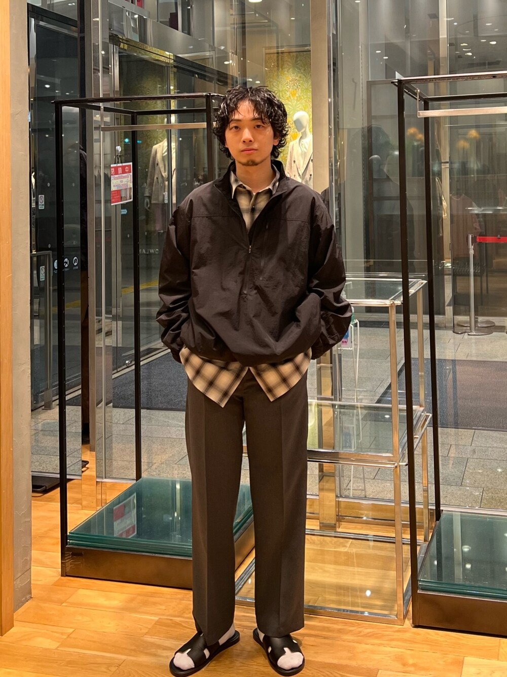 【オールブラックで合わせやすい】HERMES Jacksonサンダル HERMESのサンダルを使った人気ファッションコーディネート（3