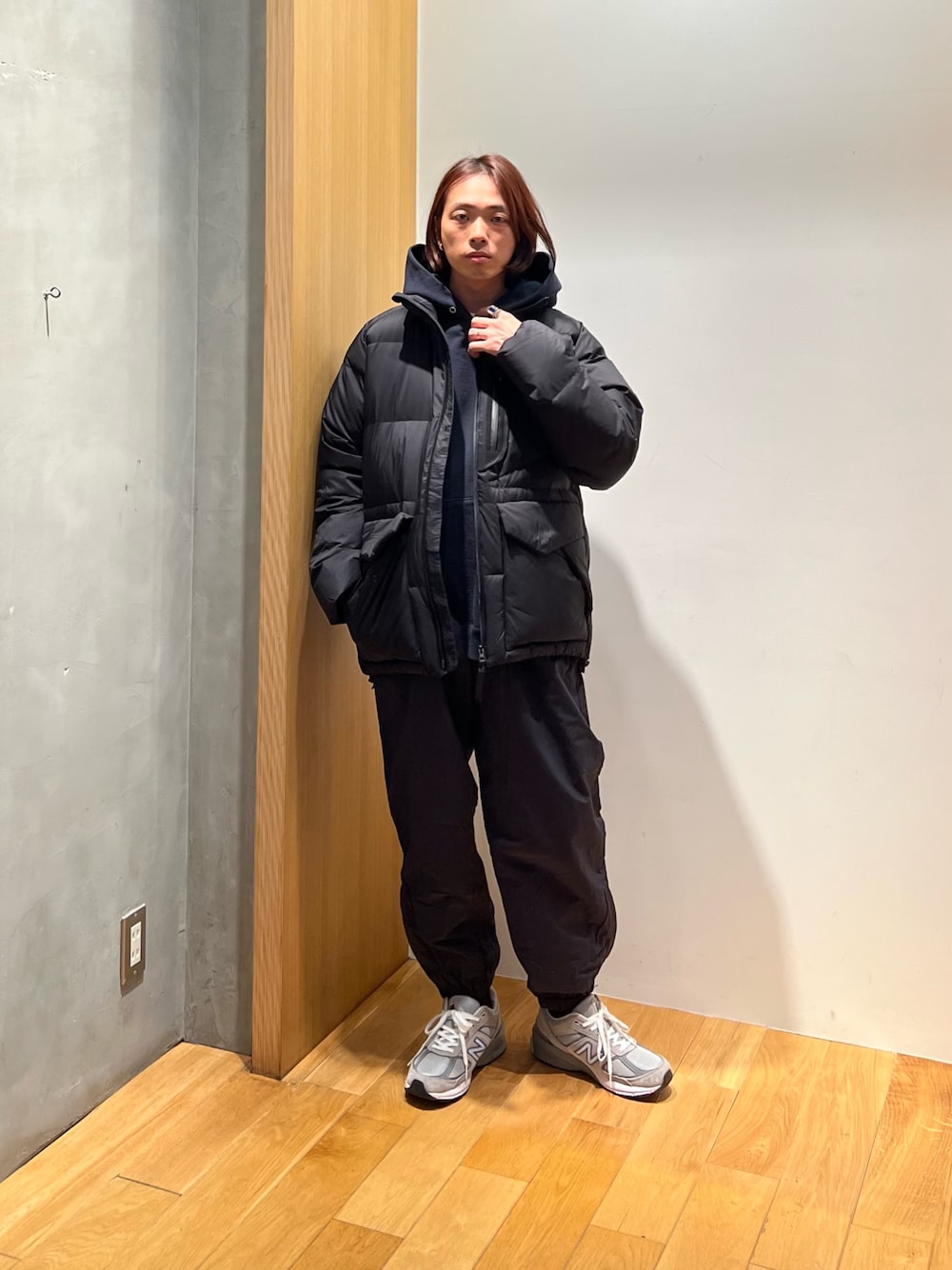 「冬コーデ、クリスマスに着たい服、マイベストコーデ2024、冬アウター、ダウンジャケット、レイヤードスタイル、パーカー、スウェット、スニーカー、ワイドパンツ、テーマパークコーデ、モノトーン、スポーツミックス、休日スタイル、ストリート」｜「NANGAの『別注』NANGA×URBAN RESEARCH　NANGA SHADOW RIP DOWN（ダウンジャケット/コート、ブラック系）」を使った、UR_SkmK.さん（メンズ・167cm）の冬コーディネートの1枚目の写真