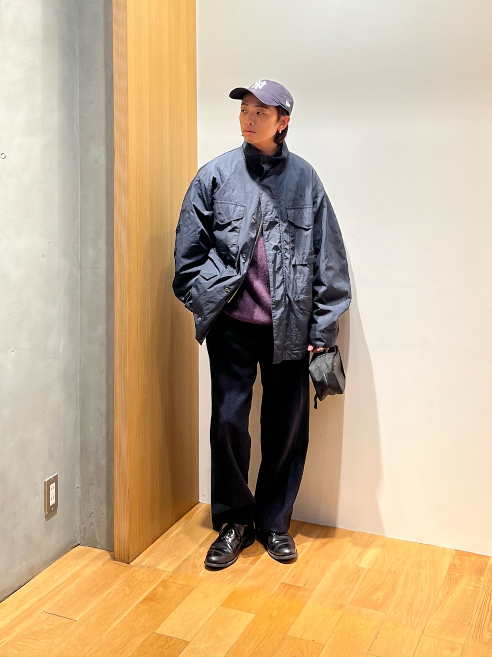 「ニット、レザー、冬コーデ、きれいめカジュアル、モード、お出かけコーデ、スラックス、冬アウター、モノトーン、キャップ、ミリタリー、シンプルコーデ、レイヤードスタイル、ハンドバッグ、大人カジュアル」｜「ATONの『別注』ATON×URBAN RESEARCH　M-65 FIELD JACKET（ナイロンジャケット、グレー系）」を使った、UR_SkmK.さん（メンズ・167cm）の秋コーディネートの1枚目の写真