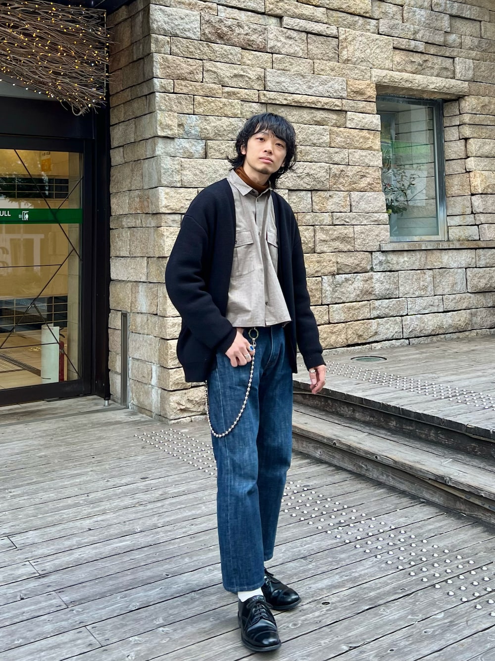 「きれいめカジュアル、ゆるコーデ、春コーデ、冬コーデ、カーディガン、シャツスタイル、タートルネック、デニム、革靴、デニムパンツ、休日スタイル、レイヤードスタイル、ビッグシルエット、シンプルコーデ、チェック柄に恋してる」｜「URBAN RESEARCHのミラノリブカーディガン（カーディガン/ボレロ、ブラック系）」を使った、UR_SkmK.さん（メンズ・167cm）の冬コーディネートの1枚目の写真