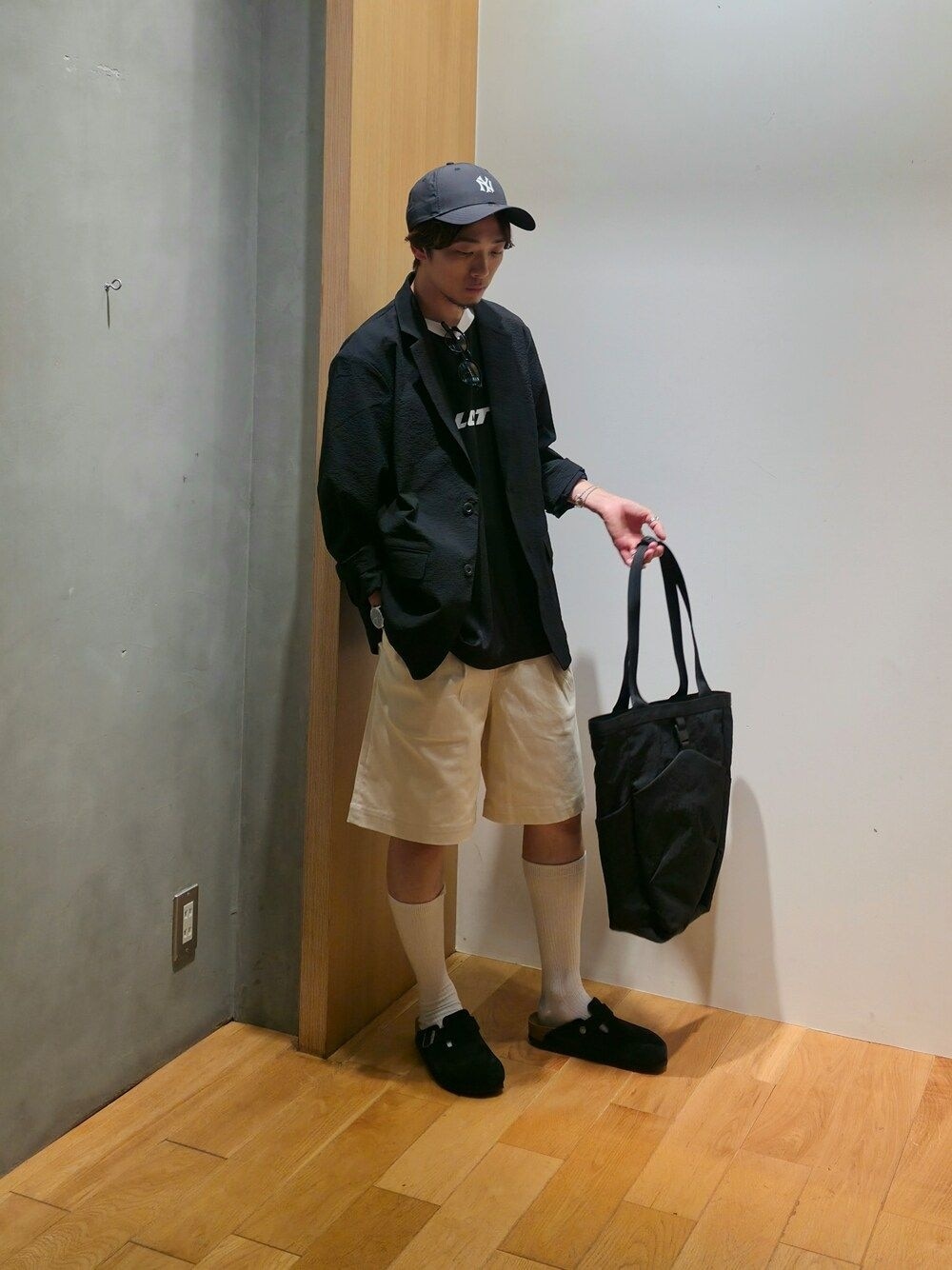 ブラック系のその他アウター、ブラック系のTシャツ/カットソー、ホワイト系のその他パンツを着用したメンズの夏コーディネートの1枚目の写真