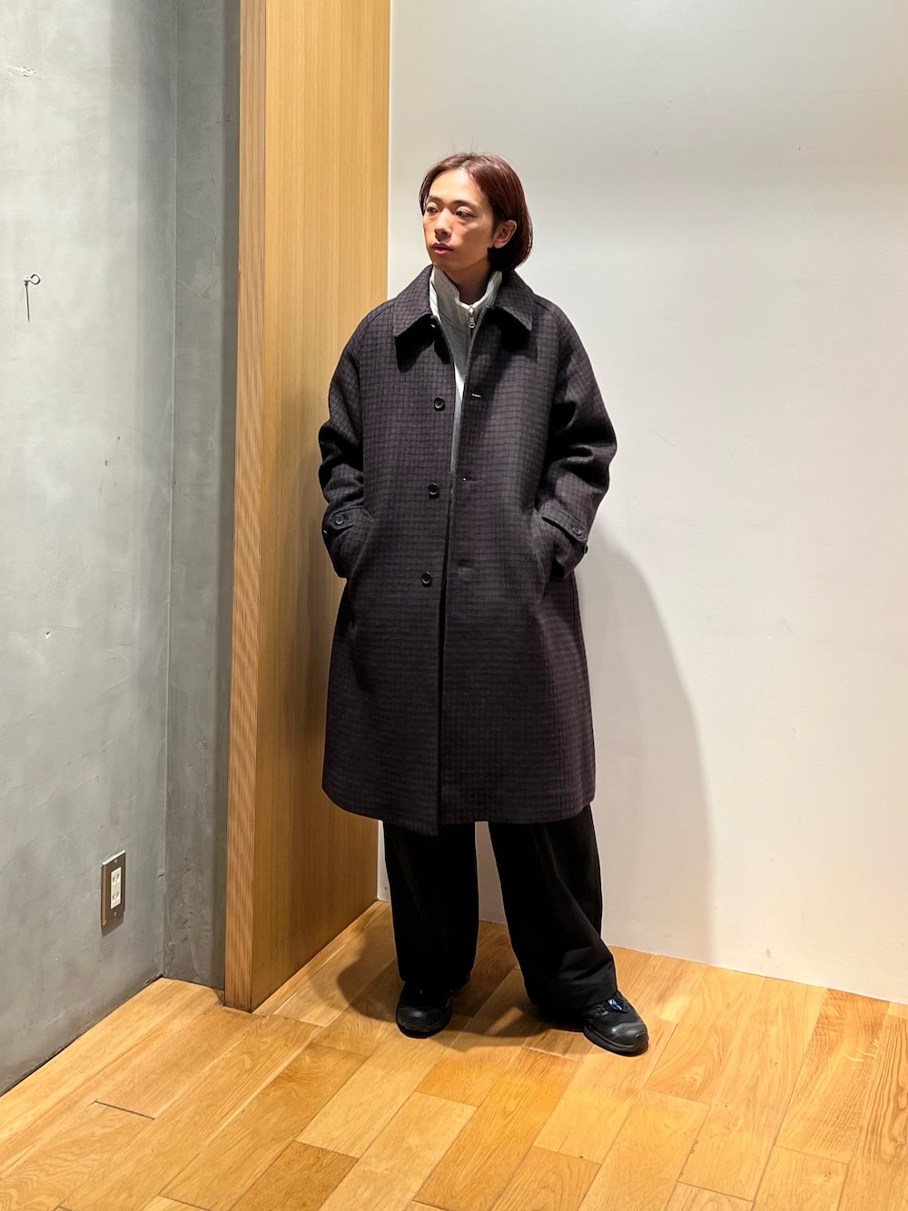 「フリース、冬アウター、最近のいい感じコーデ、スニーカー、モード、お出かけコーデ、スラックス、モノトーン、テーマパークコーデ、クリスマスに着たい服、チェック、マイベストコーデ2024、冬コーデ、休日スタイル、スウェット」｜「URBAN RESEARCHのバルカラーコート（ステンカラーコート、その他）」を使った、UR_SkmK.さん（メンズ・167cm）の冬コーディネートの1枚目の写真