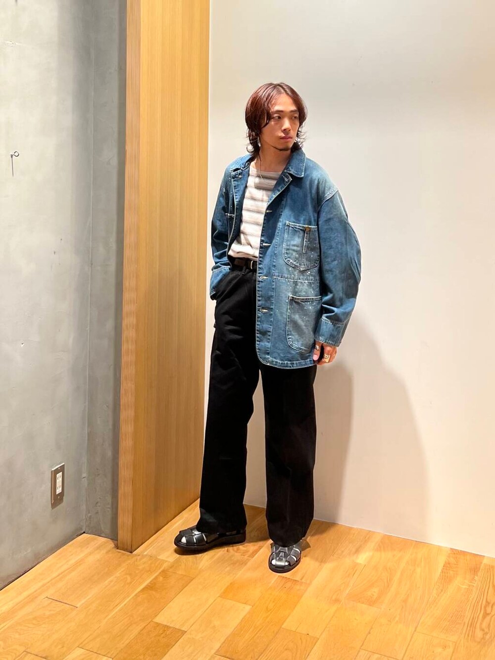 ブラック系のサンダル、グレー系のTシャツ/カットソー、ブラック系のその他パンツを着用したメンズの夏コーディネートの1枚目の写真