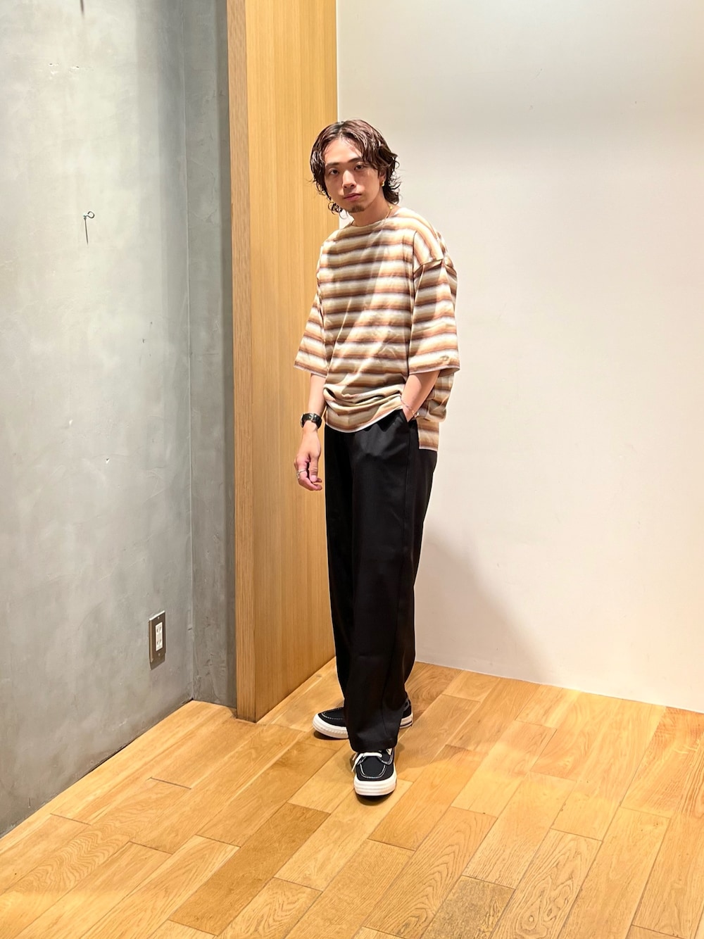 ブラウン系のTシャツ/カットソー、ブラック系のチノパンツ、ブラック系のスニーカーを着用したメンズの夏コーディネートの1枚目の写真