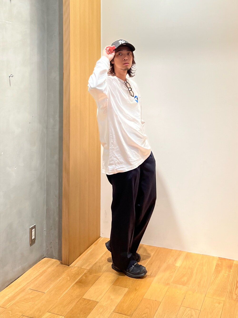 「秋コーデ、アウトドアスタイル、デートコーデ、ロンT、休日スタイル、スポーツミックス、ワイドパンツ、スニーカー、キャップ、モノトーン、スラックス、大人カジュアル、シンプルコーデ、ストリート、お出かけコーデ」｜「URBAN RESEARCHのハイカウントウールワイドスラックス（スラックス、ブルー系）」を使った、UR_SkmK.さん（メンズ・167cm）の秋コーディネートの1枚目の写真