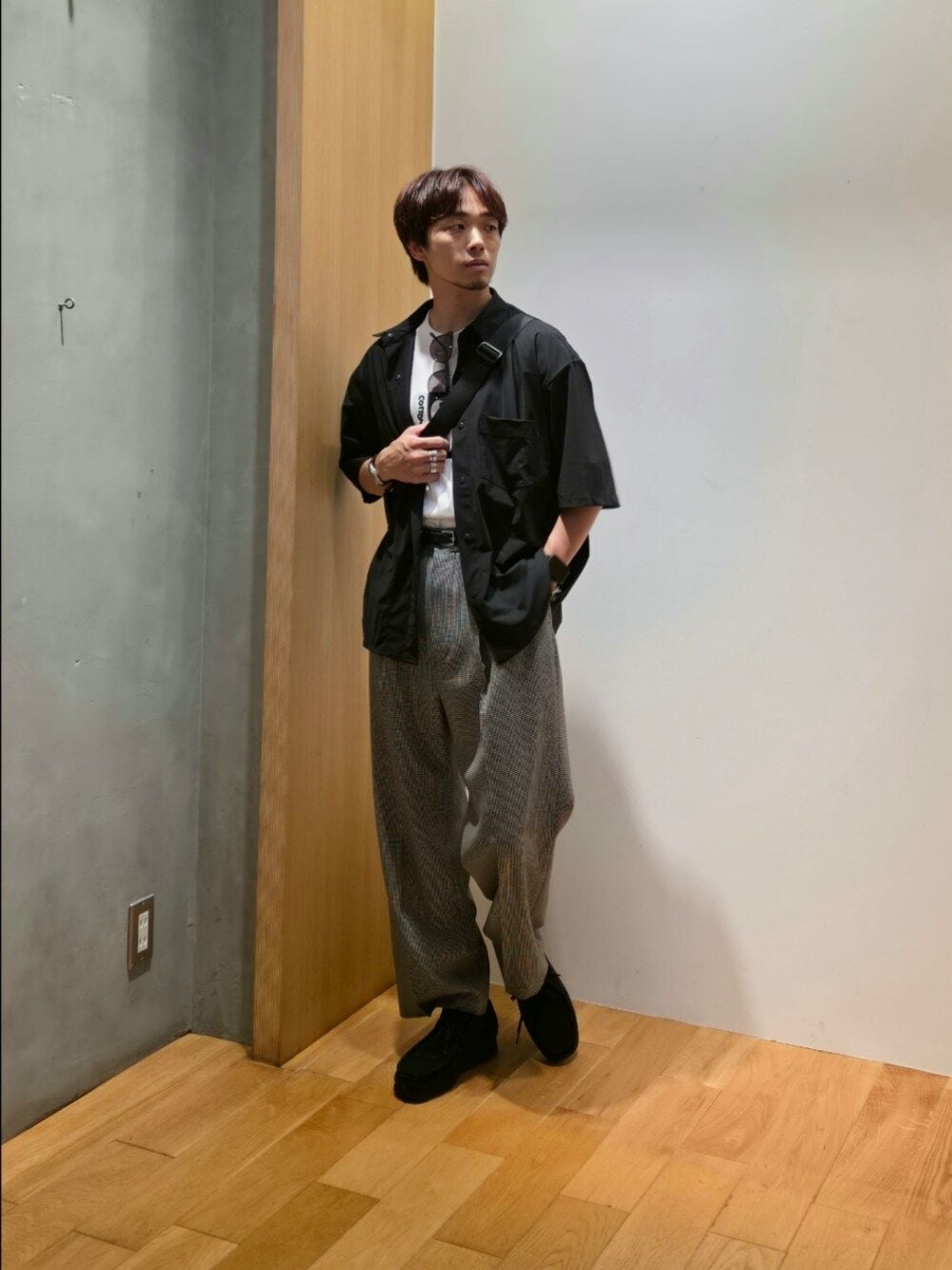 ブラック系のシャツ/ブラウス、ホワイト系のTシャツ/カットソー、その他のその他パンツを着用したメンズの夏コーディネートの1枚目の写真