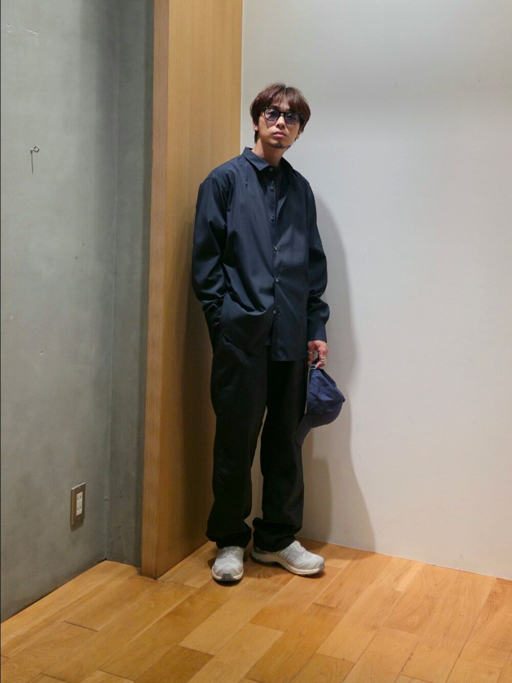 ブルー系のシャツ/ブラウス、ブルー系のその他パンツ、ホワイト系のスニーカーを着用したメンズの夏コーディネートの1枚目の写真