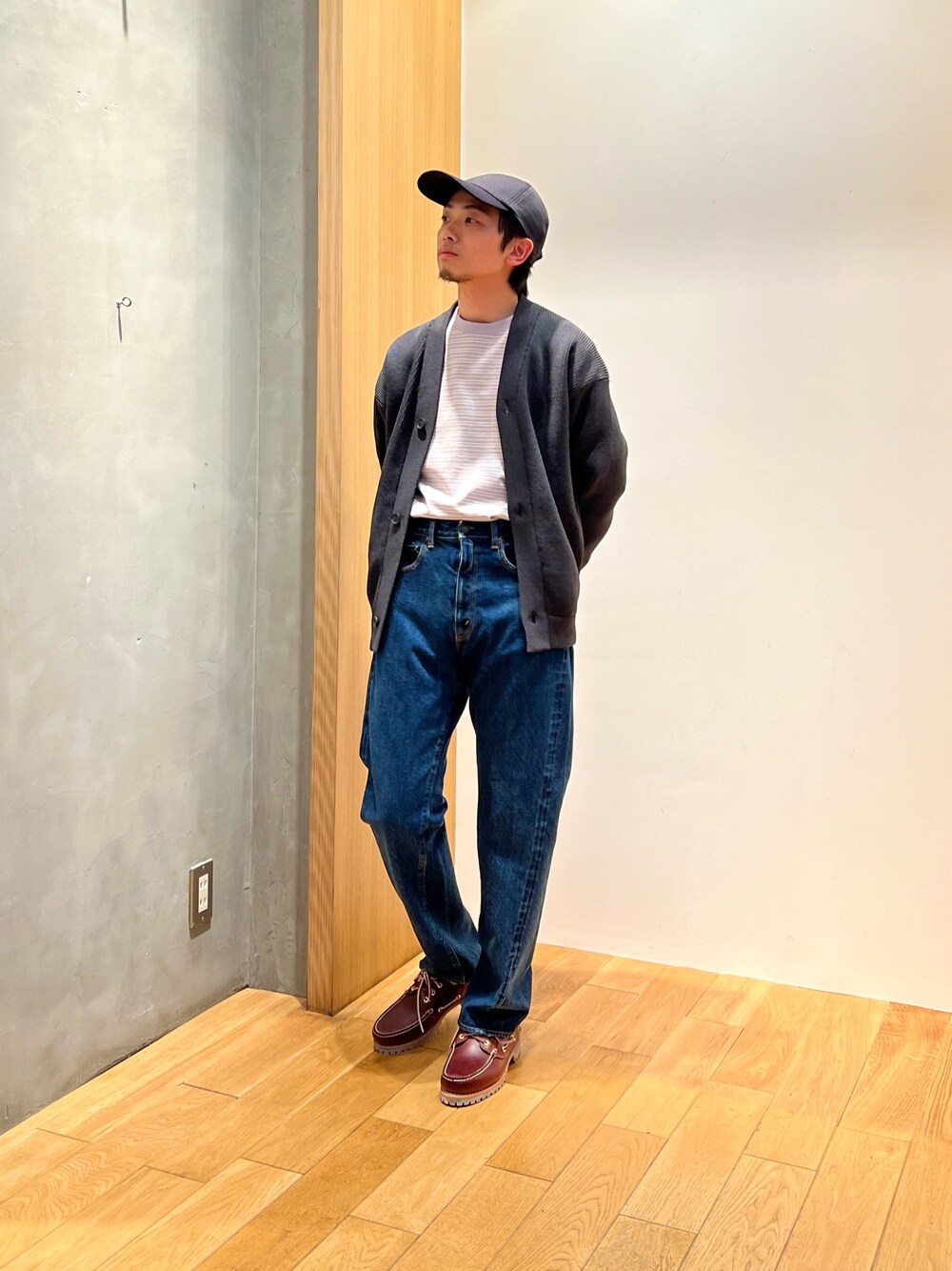 グレー系のTシャツ/カットソー、グレー系のカーディガン/ボレロ、ブルー系のパンツを着用したメンズの冬コーディネートの1枚目の写真
