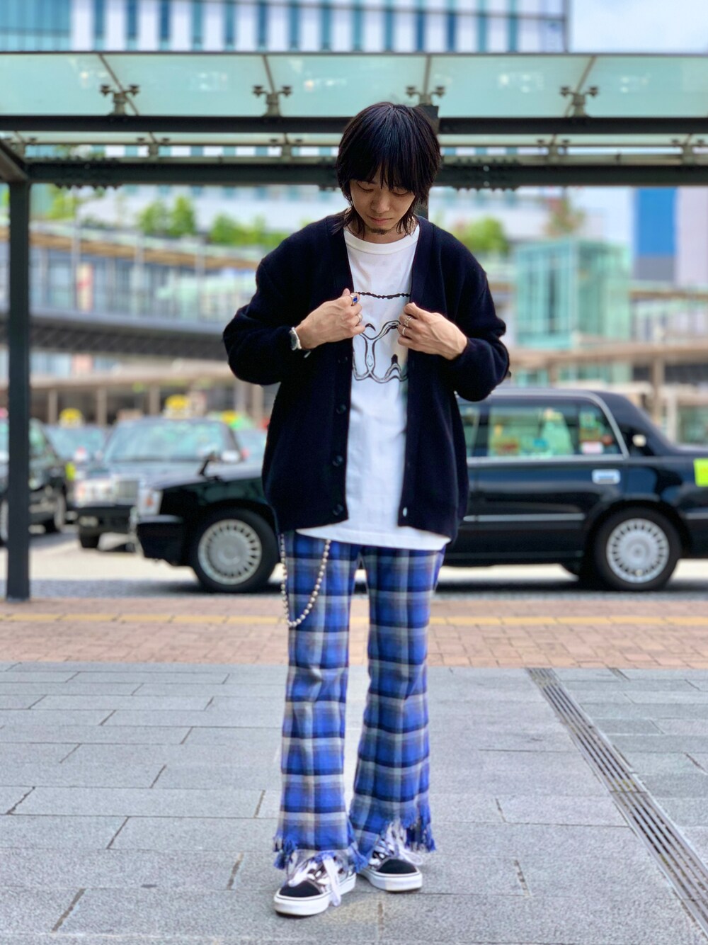 「チェック、カーディガン、ビッグシルエット、VANS、ロゴT、ストリート、ロンT、オーバーサイズ、スニーカーコーデ、休日スタイル、チェックパンツ、フレアパンツ、ゆるコーデ、秋コーデ、秋服準備はじめました」｜「URBAN RESEARCHのミラノリブカーディガン（カーディガン/ボレロ、ブラック系）」を使った、UR_SkmK.さん（メンズ・167cm）の秋コーディネートの1枚目の写真