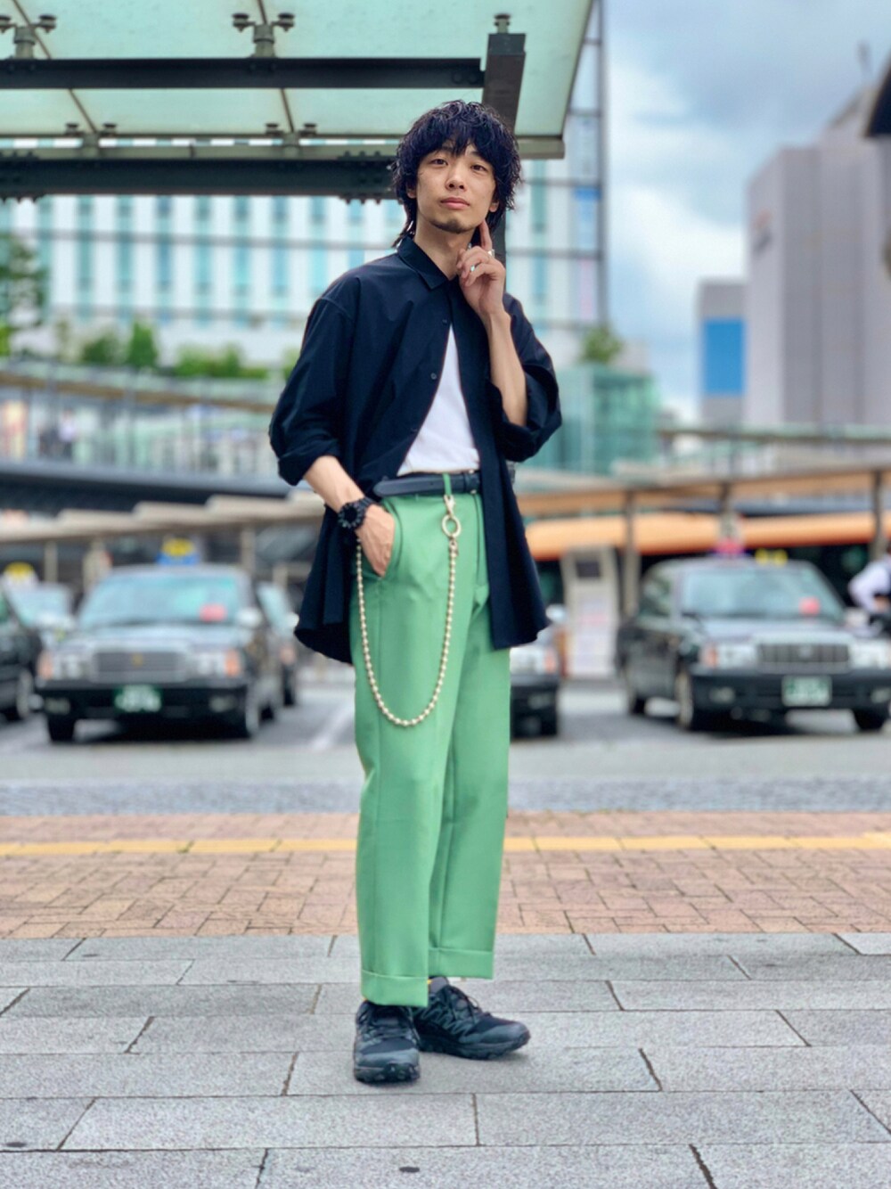 「COOLなこのコが仲間入り、夏コーデ、雨の日コーデ、白Tシャツ、カラーパンツ、タックイン、スラックス、ネオンカラー、シンプルコーデ、ハイウエスト」｜「URBAN RESEARCHのSolotex Fly Front SHIRTS（シャツ/ブラウス、ブラック系）」を使った、UR_SkmK.さん（メンズ・167cm）の夏コーディネートの1枚目の写真