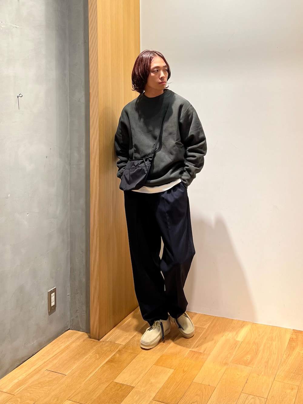 「レザー、テーマパークコーデ、秋っぽコーデ更新中、デートコーデ、スウェット、ショルダーバッグ、ハロウィン、お出かけコーデ、スポーツミックス、秋コーデ、スラックス、レイヤードスタイル、きれいめカジュアル、大人カジュアル、シンプルコーデ」｜「URBAN RESEARCHのハイカウントウールテーパードスラックス（スラックス、ブルー系）」を使った、UR_SkmK.さん（メンズ・167cm）の秋コーディネートの1枚目の写真