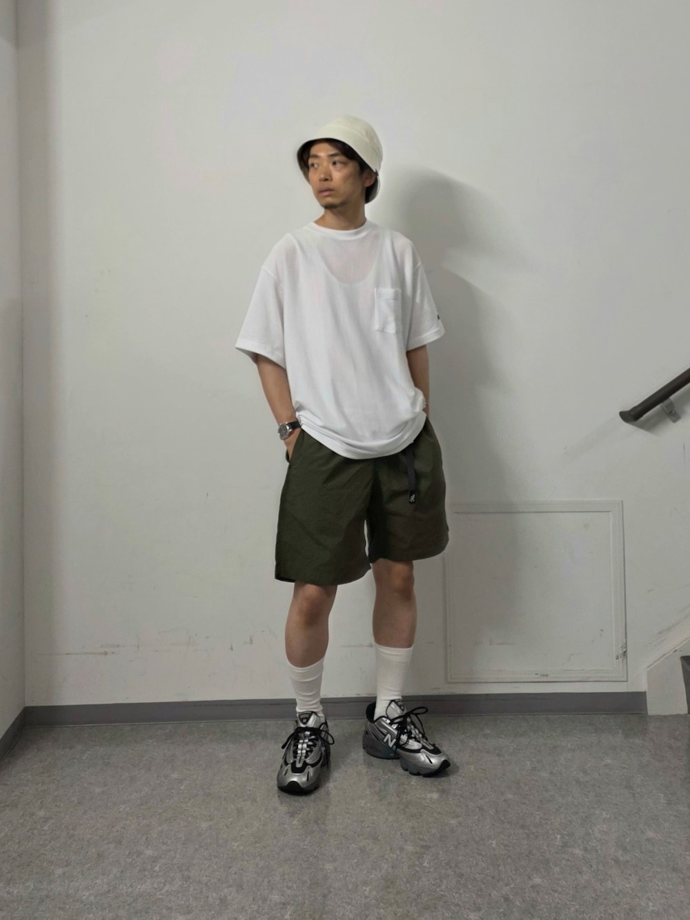 「レイヤードスタイル、スポーツミックス、バケットハット、白Tシャツ、雨の日コーデ、デートコーデ、淡色コーデ、ハーフパンツ、スニーカー、Tシャツ、夏コーデ、シンプルコーデ、ストリート、休日スタイル、大人カジュアル」｜「ChampionのLOWERCASE×Champion　速乾ReverseWEave TEE（Tシャツ/カットソー、ホワイト系）」を使った、UR_SkmK.さん（メンズ・167cm）の夏コーディネートの1枚目の写真