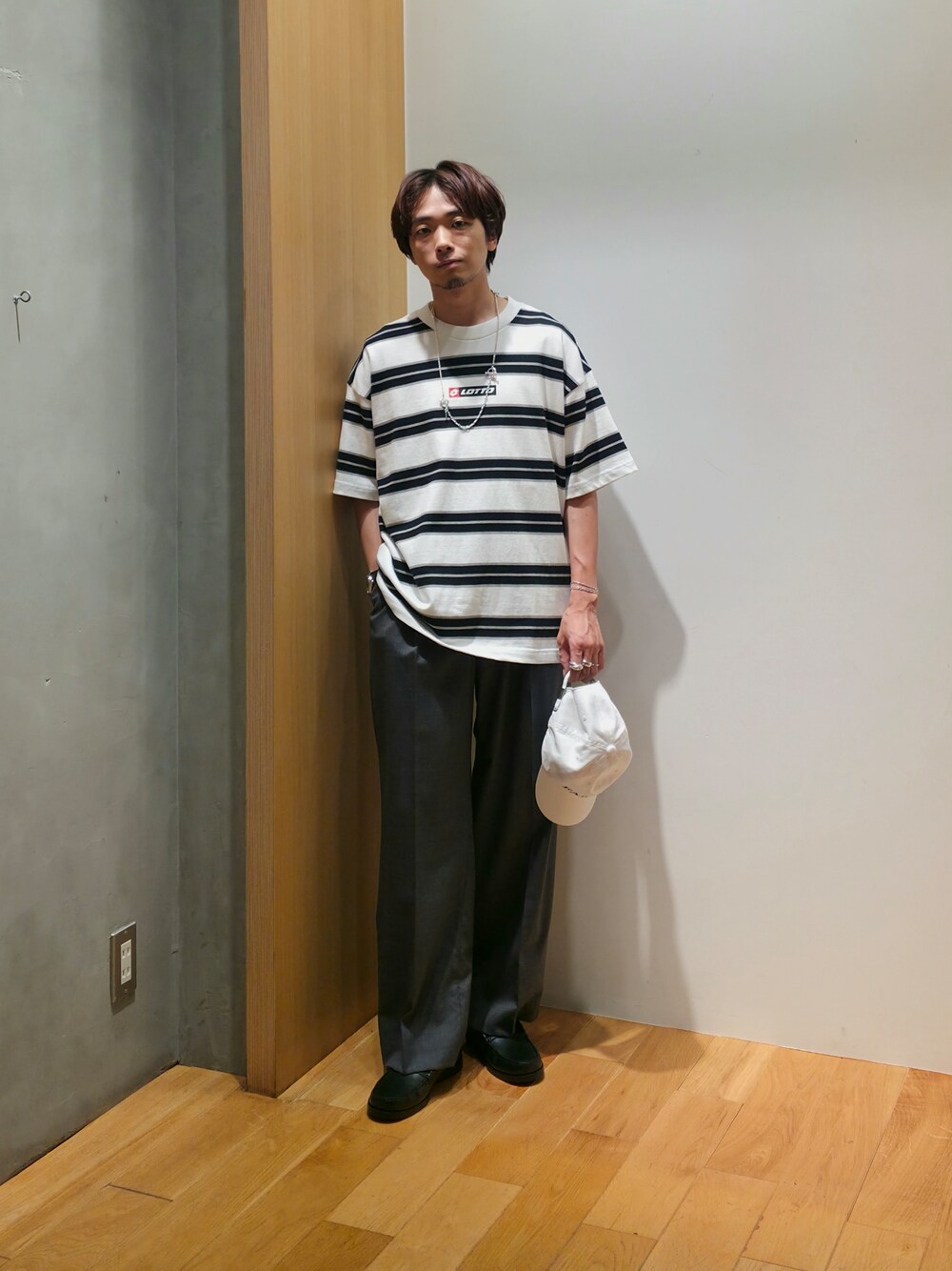 ホワイト系のTシャツ/カットソー、グレー系のその他パンツ、ブラック系のローファーを着用したメンズの夏コーディネートの1枚目の写真