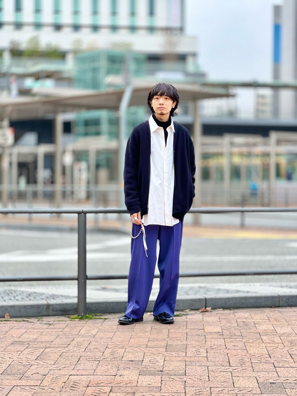 「冬コーデ、きれいめカジュアル、ストリート、レイヤードスタイル、休日スタイル、カーディガン、オーバーシャツ、タートルネック、ワイドパンツ、スラックス、カラーパンツ、モノトーン、革靴、シンプルコーデ、マイベストコーデ2021」｜「URBAN RESEARCHのミラノリブカーディガン（カーディガン/ボレロ、ブラック系）」を使った、UR_SkmK.さん（メンズ・167cm）の冬コーディネートの1枚目の写真