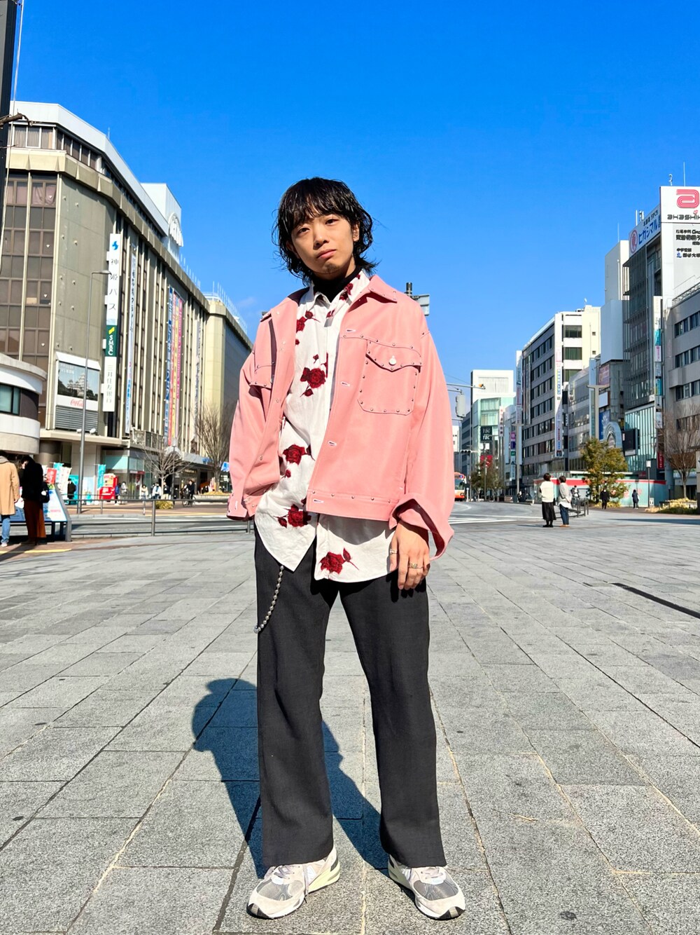 「春コーデ、冬コーデ、あったかコーデ、ピンク、柄シャツ、花柄、フレアパンツ、スラックス、ストリート、きれいめカジュアル、休日スタイル、スニーカーコーデ、ビッグシルエット、タートルネック、シャツスタイル」｜「FARAHのMYne マイン / "FARAH" Studs Jacket ファーラーコラボレーションセットアップビッグシルエットスタッズジャケット / G07FJ101（ブルゾン、ピンク系）」を使った、UR_SkmK.さん（メンズ・167cm）の冬コーディネートの1枚目の写真