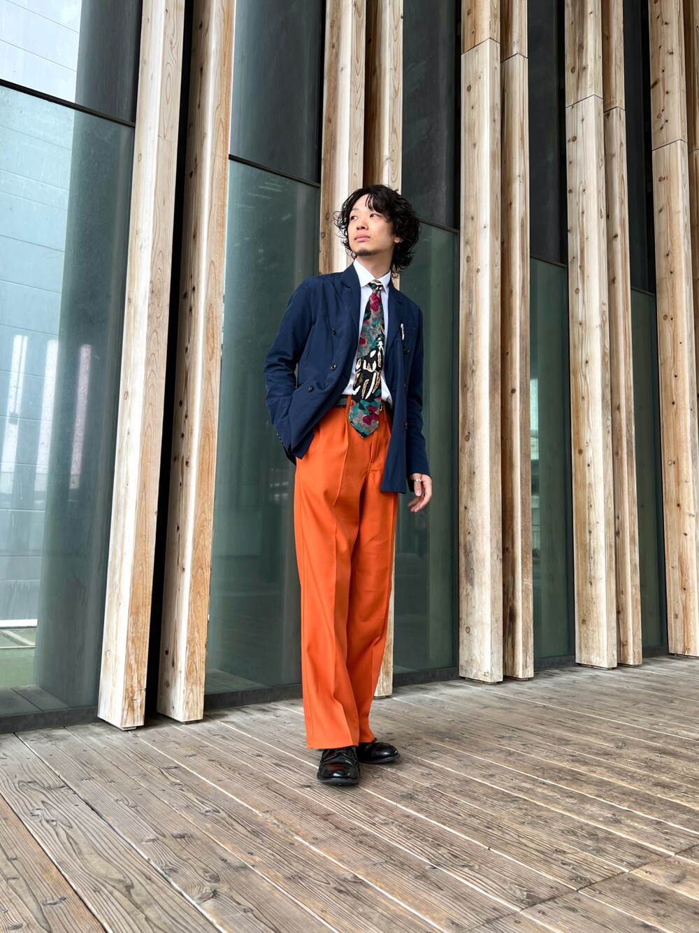 「春コーデ、春アウター、きれいめカジュアル、オフィスカジュアル、休日スタイル、ストリート、オトナカジュアル、タックイン、テーラードジャケット、ダブルジャケット、白シャツ、カラーパンツ、ネクタイ、革靴、春夏コーデ」｜「UNUSEDのアイテム（テーラードジャケット、ブルー系）」を使った、UR_SkmK.さん（メンズ・167cm）の春コーディネートの1枚目の写真