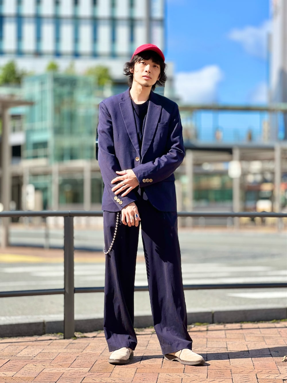 「秋冬コーデ、ゆるコーデ、カジュアル、きれいめカジュアル、休日スタイル、ストリート、ワントーンコーデ、ネイビー、オールネイビー、キャップ、テーラードジャケット、タックイン、ワイドパンツ、スラックス、ブーツ」｜「DIGAWELのアイテム（テーラードジャケット、ブルー系）」を使った、UR_SkmK.さん（メンズ・167cm）の秋コーディネートの1枚目の写真