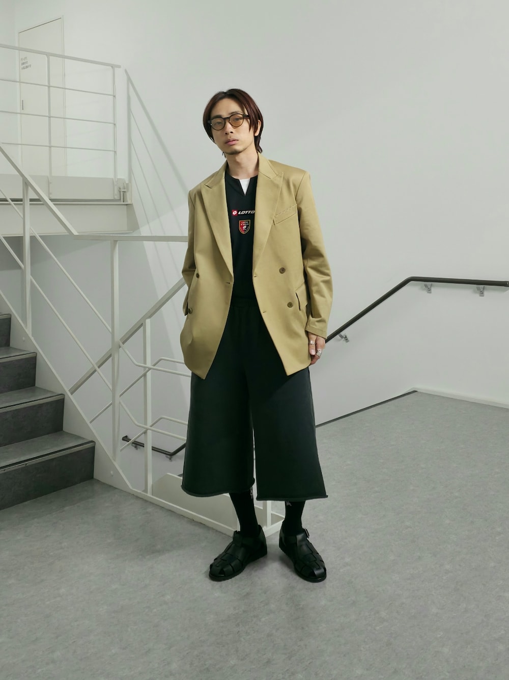 「セットアップ、大人カジュアル、最近のいい感じコーデ、モノトーン、フレアパンツ、メガネ男子、スポーツミックス、春夏コーデ、淡色コーデ、シンプルコーデ、レイヤードスタイル、きれいめカジュアル、休日スタイル、サングラス、ワイドパンツ」｜「URBAN RESEARCHのGGG　Double   Tailored Jacket（その他アウター、ベージュ系）」を使った、UR_SkmK.さん（メンズ・167cm）の春コーディネートの1枚目の写真