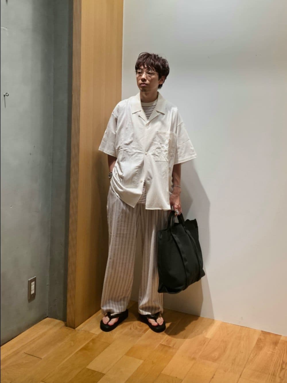 ホワイト系のシャツ/ブラウス、ベージュ系のTシャツ/カットソー、ブラウン系のその他パンツを着用したメンズの夏コーディネートの1枚目の写真