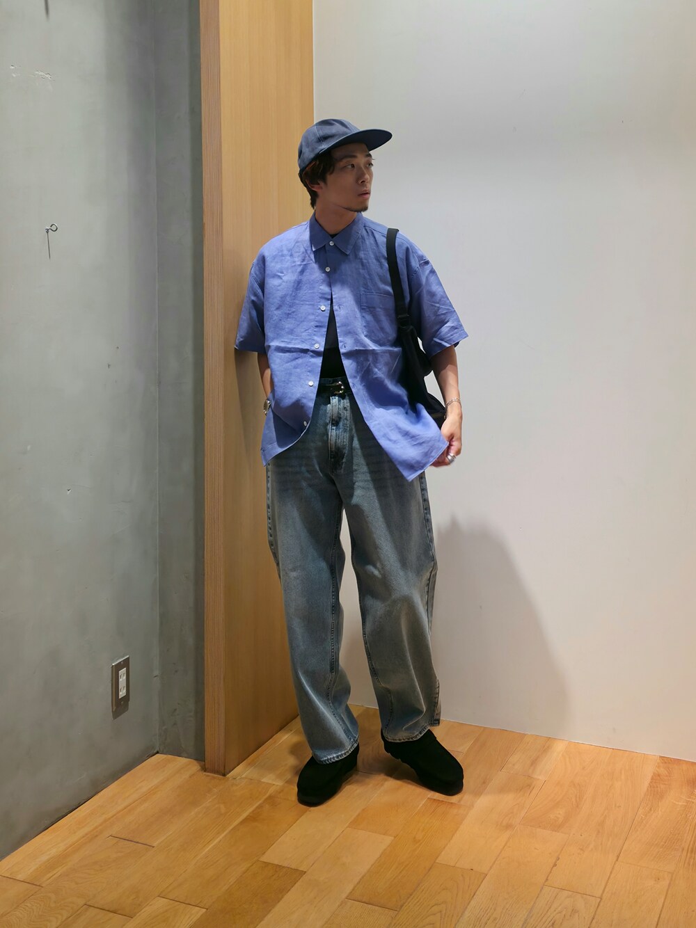 ブルー系のシャツ/ブラウス、ブラック系のTシャツ/カットソー、ブルー系のデニムパンツを着用したメンズの夏コーディネートの1枚目の写真