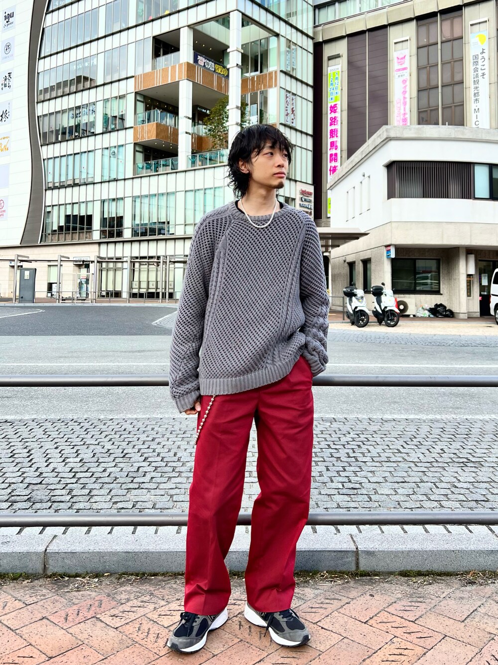 「私の推しブランド、春コーデ、冬コーデ、ゆるコーデ、ストリート、ビッグシルエット、ニット、ワイドパンツ、チノパン、カラーパンツ、休日スタイル、スニーカーコーデ、カラーパレット、きれいめカジュアル、パールネックレス」｜「SUNSEAのアイテム（ニット/セーター、グレー系）」を使った、UR_SkmK.さん（メンズ・167cm）の冬コーディネートの1枚目の写真