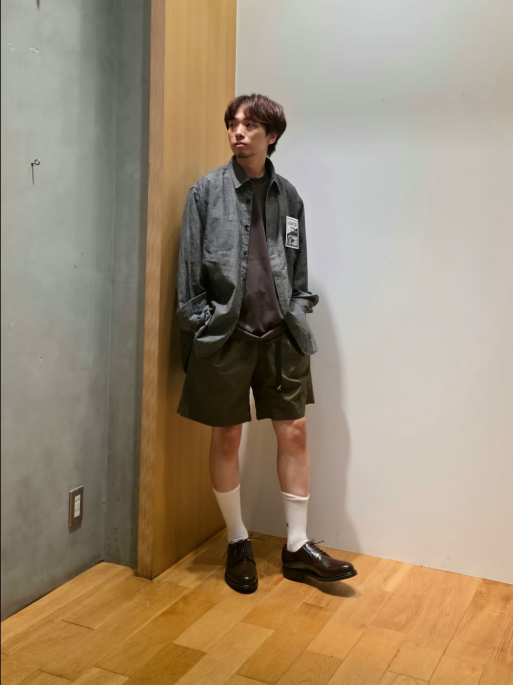 ブラック系のシャツ/ブラウス、グリーン系のTシャツ/カットソー、グリーン系のその他パンツを着用したメンズの夏コーディネートの1枚目の写真