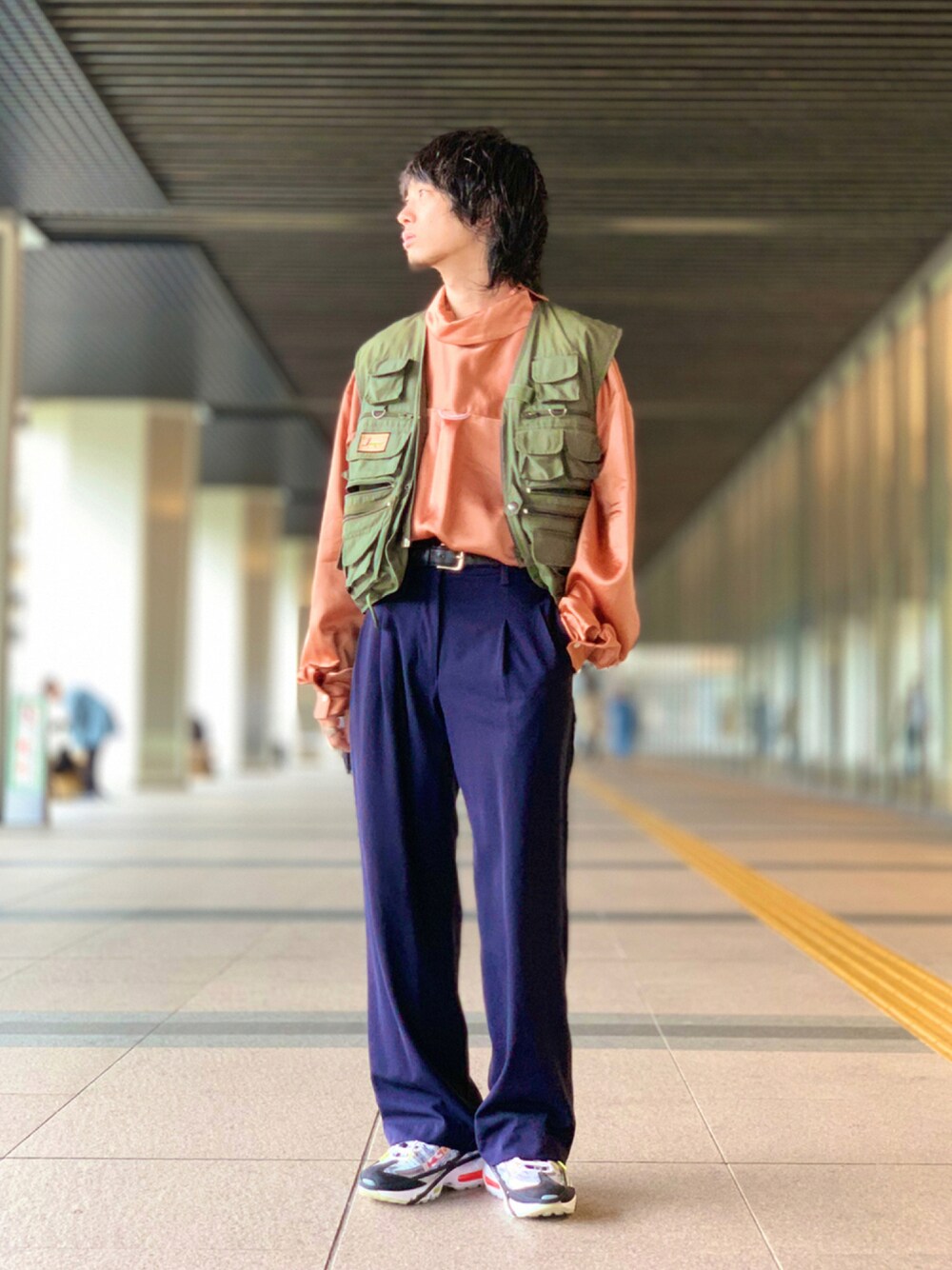 「秋コーデ、秋服準備はじめました、きれいめカジュアル、カジュアル、古着MIX、ミリタリー、ゆるコーデ、ストリート、ビッグシルエット、ベスト、フィッシングベスト、シャツスタイル、ワイドパンツ、エアマックス、エアマックス95」｜「VINTAGEのアイテム（ベスト、グリーン系）」を使った、UR_SkmK.さん（メンズ・167cm）の秋コーディネートの1枚目の写真