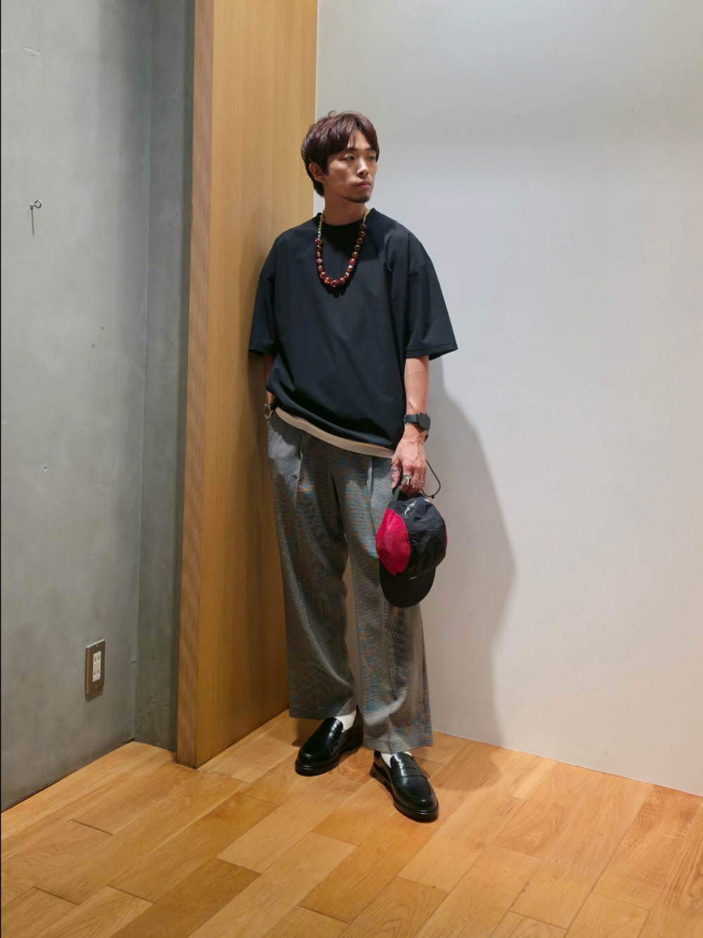 ブラック系のTシャツ/カットソー、ホワイト系のタンクトップ、その他のその他パンツを着用したメンズの夏コーディネートの1枚目の写真