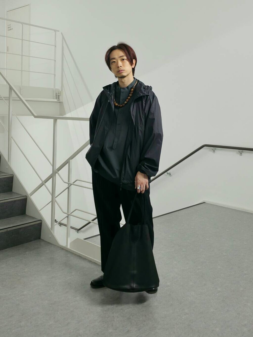 「大人カジュアル、ワイドパンツ、カジュアル、スラックス、モノトーン、ストリート、ゆるコーデ、オーバーサイズ、別注、デートコーデ、アウター、バッグ、きれいめカジュアル、ラフ、カジュアルコーデ」｜「URBAN RESEARCHのnew basic 冷感COOL Tシャツ（Tシャツ/カットソー、ホワイト系）」を使った、UR_SkmK.さん（メンズ・167cm）の春コーディネートの1枚目の写真