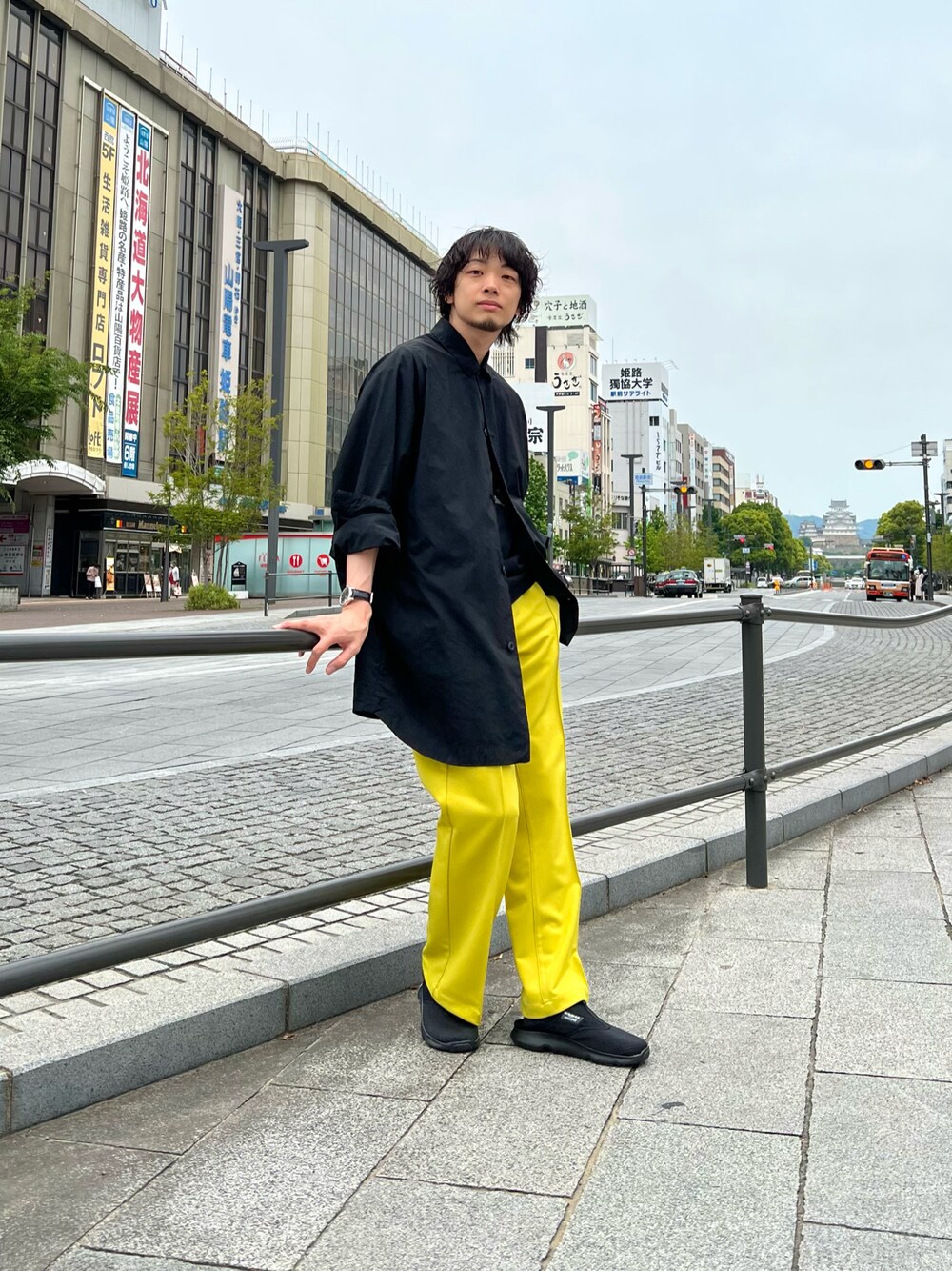 ブラック系のシャツ/ブラウス、ブラック系のTシャツ/カットソー、グリーン系のその他パンツを着用したメンズの春コーディネートの1枚目の写真