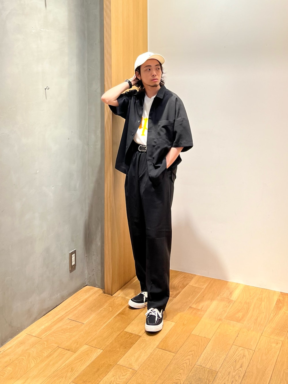 「レイヤードスタイル、フェススタイル、古着MIX、夏コーデ、テーマパークコーデ、さらっと晴れやかスナップ、セットアップ、おしゃ見えテクニック、ブラックコーデ、キャップ、シャツスタイル、スラックス、ロゴT、きれいめカジュアル、お出かけコーデ」｜「NEXUSVIIのアイテム（スニーカー、ブラック系）」を使った、UR_SkmK.さん（メンズ・167cm）の夏コーディネートの1枚目の写真